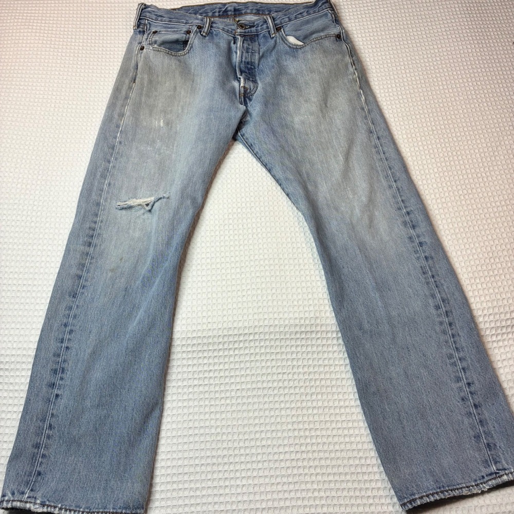 Levis 501 Original Fit Mens Jeans 34x30 Light Wash Button Fly Straight Leg Blue